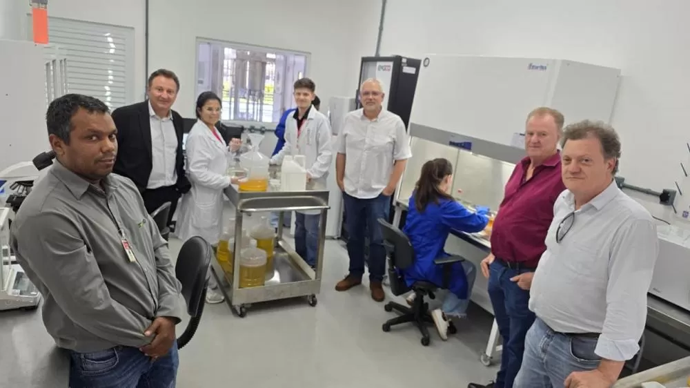 Rizzardi (camisa roxa) e técnicos da Biocoop e Coopavel durante recepção a Ascari e a Veronese Crédito: Assessoria