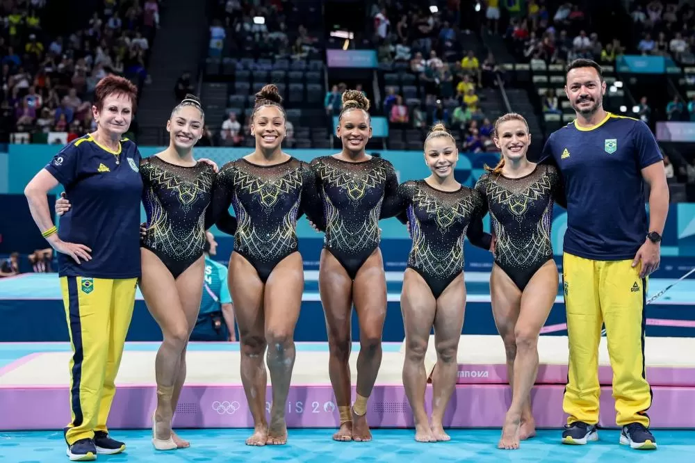 Atleta apoiada pelo Estado, Júlia Soares conquista o bronze na ginástica por equipes em Paris. Na foto, Iryna Ilyashenko, Júlia Soares, Lorrane Oliveira, Rebeca Andrade, Flavia Saraiva e Jade Barbosa e o treinador Francisco Porath Neto. Foto: Miriam Jeske