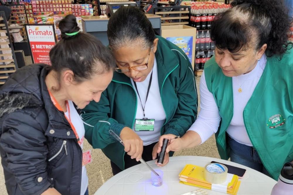 Equipes do setor estão ensinando clientes destes estabelecimentos a como prevenir focos do Aedes aegypti e acidentes com escorpiões-amarelos