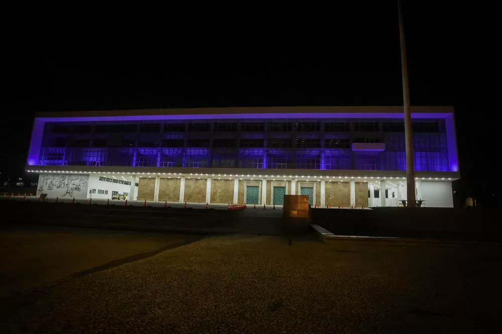 Com iluminação azul, Palácio Iguaçu entra na campanha para evitar afogamentos Foto: Gilson Abreu/AEN