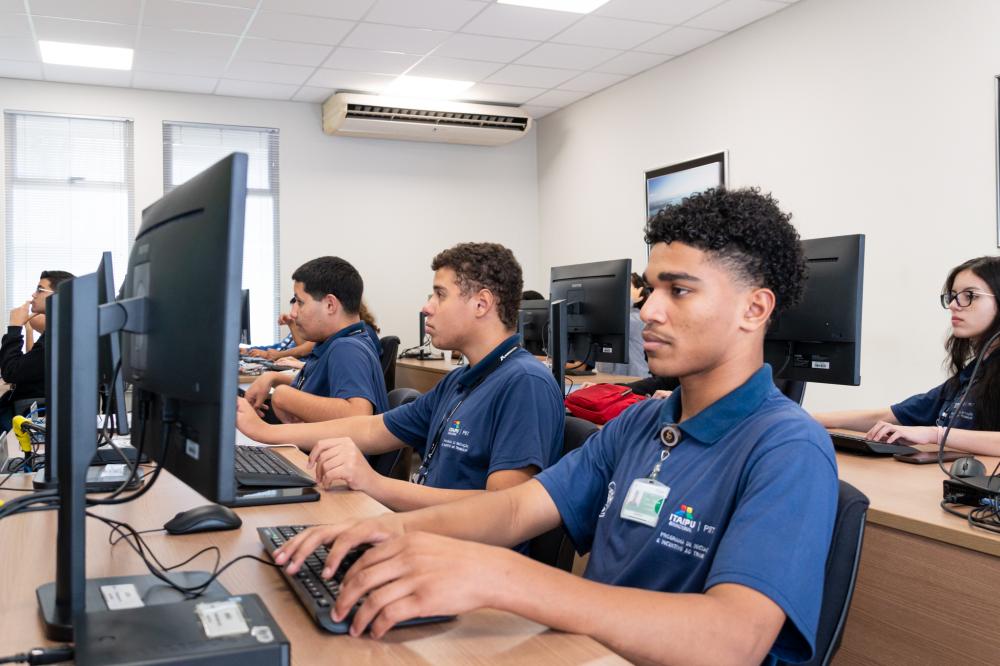 Adolescentes do PIIT em aula do curso. Fotos: Emanoela Somavila/Itaipu Binacional