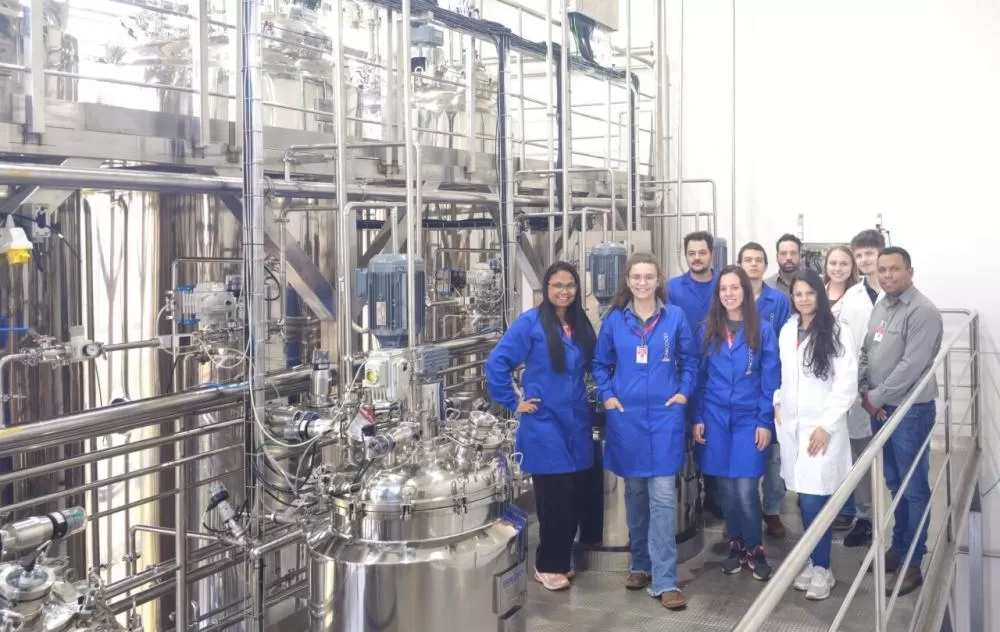 Legenda: Rubens Arlindo, na direita, durante um dos treinamentos a colaboradores Crédito: Assessoria