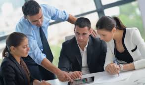 Um líder eficaz é capaz de criar um ambiente colaborativo, inspirar confiança e alcançar resultados significativos através da motivação e orientação de outras pessoas.