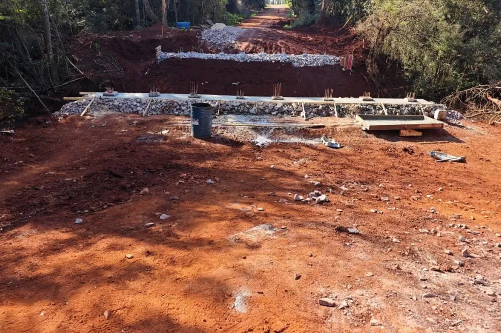 Nova ponte sobre o Rio Melissa em Cascavel tem avanços e deve receber vigas em breve Foto: DER