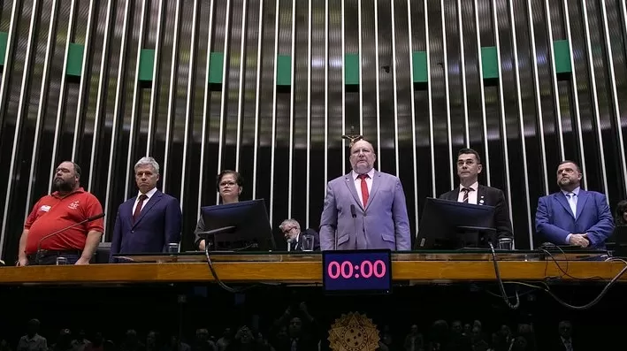 Faz o L: superávit da balança comercial no mês foi de US$ 7,6 bilhões Foto: Claudio Neves