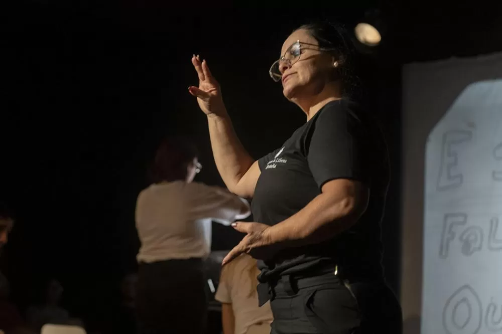 Aluno surdo vai defender tese de doutorado sobre o ensino de Libras na UEM - Na foto, professora Elsa Midori Shimazaki, do Programa de Pós-Graduação em Educação (PPE) da UEM, orientadora de Vinicius Hidalgo Pedroni, estudante de doutorado em Educação da U