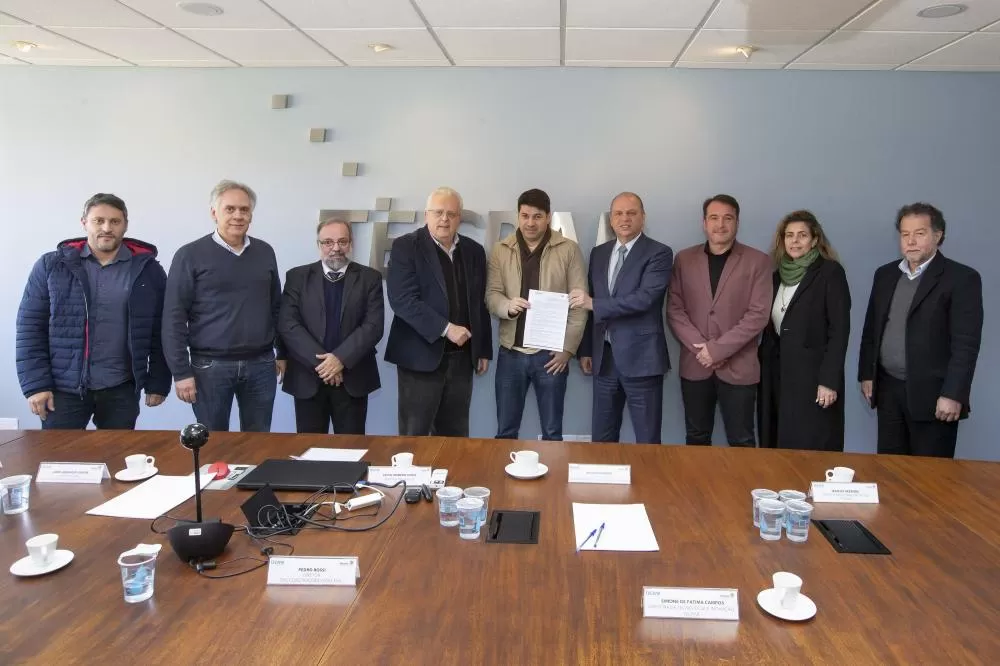 CURITIBA (BRASIL), 12/08/2024; Diretor-Presidente do Tecpar Celso Kloss, e o Secretário Ricardo Barros participam de assinatura do contrato com a empresa vencedora da licitação para construção d infraestrutura do parque de Maringá no TECPAR, Paraná, Brasi