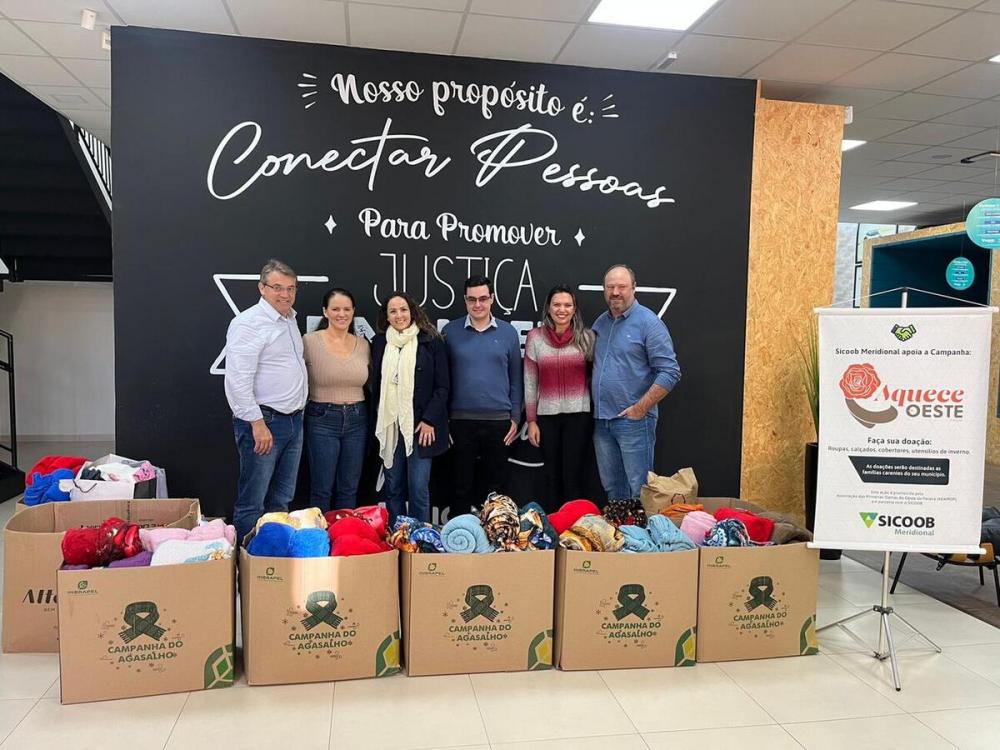 Centenas de mantas, roupas e cobertores foram repassadas para campanha da Adamop; ato ocorreu na tarde de sexta (14) na agência do Coopagro da instituição