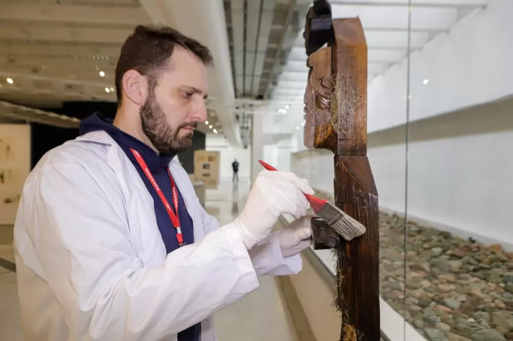 Curitiba, 13 de agosto de 2024 - Trabalho de manutenção e restauração das obras de artes no Museu Oscar Niermeyer (MON). Na foto Humberto Imbrunísio, coordenador do setor de Conservação e Restauro do MON. Foto: Roberto Dziura Jr/AEN