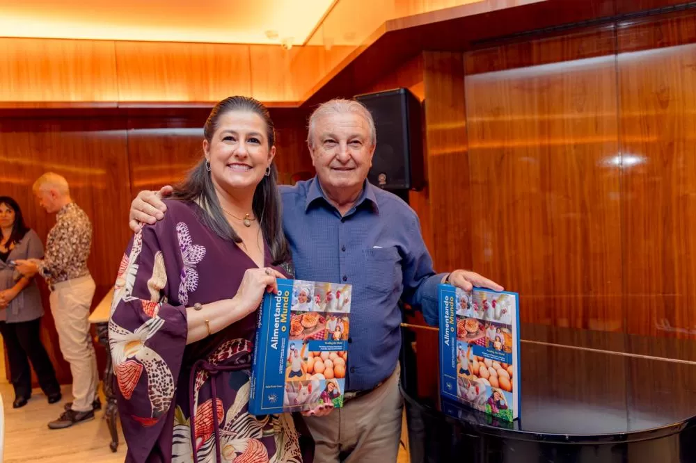 Cerimônia de lançamento do livro que conta a história do setor de carnes brasileiro: a autora Keila e Dilvo Crédito: Assessoria 