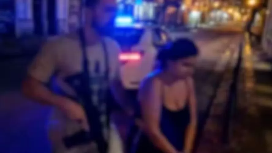 Mulher de 26 anos é presa por suspeita de abusar sexualmente da filha de 7 anos — Foto: Reprodução