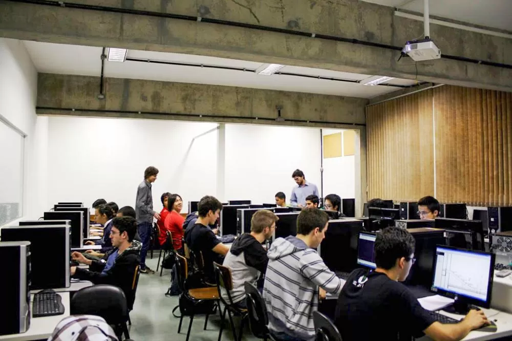 Estado promove curso de tecnologia e informação para jovens com apoio da Heineken Foto: SETI