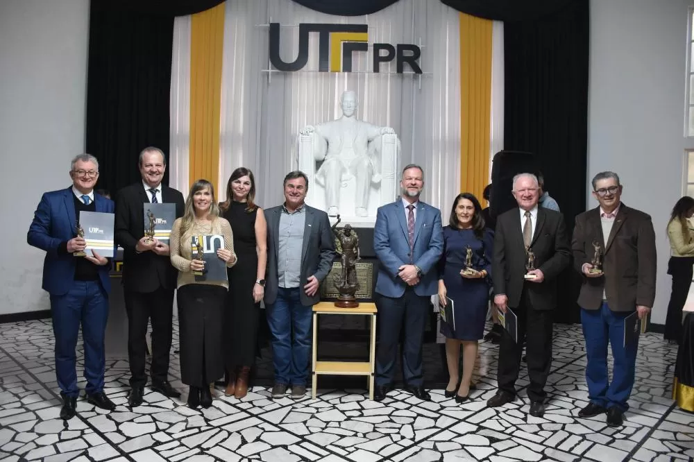 Representantes do Estado recebem homenagem pela atuação no fomento científico do Paraná Foto: SETI-PR