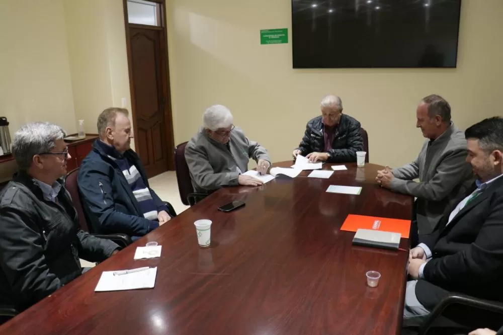 Diretores das duas cooperativas durante assinatura do acordo de parceria