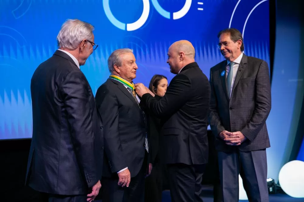 Dilvo recebe medalha das mãos do presidente da Federação, Edson Vasconcelos Crédito: Assessoria Fiep