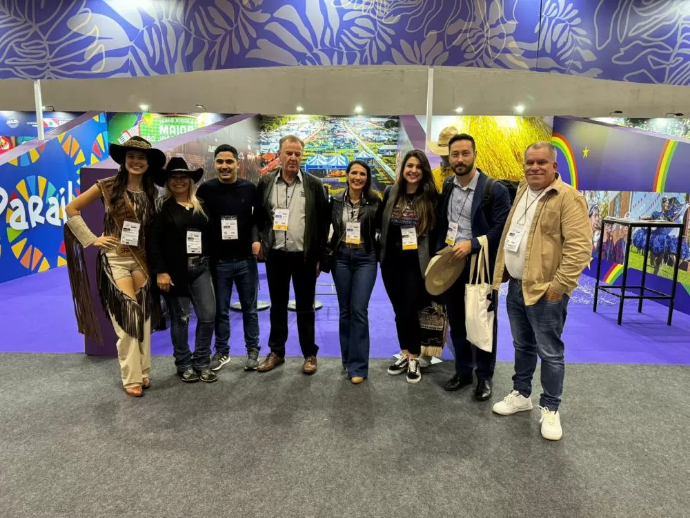 Rizzardi e Adriana (centro) com o gerente de Turismo de Reuniões, Incentivos e Negócios Internacionais da Embratur, Alexandre Nakagawa; Andressa Szekut, diretora de Promoção, Inovação e Inteligência Turística da Secretaria de Turismo do Paraná e represent