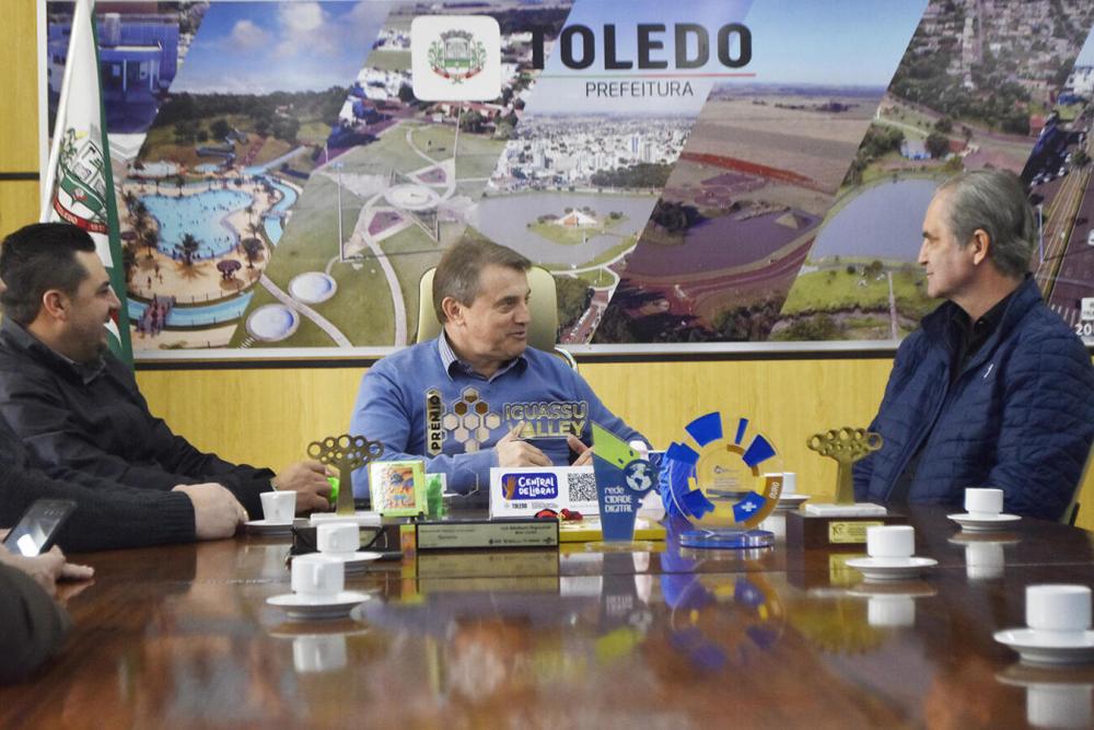 Sala de Reuniões do Gabinete do Prefeito foi palco, na manhã desta terça-feira (18), de encontro entre Beto Lunitti e o chefe do Executivo da “Cidade Canção”