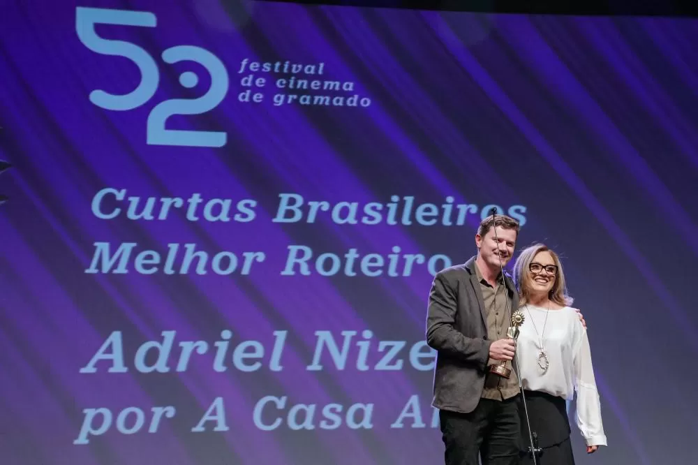 17/08/2024 - 52º Festival de Cinema de Gramado - Adriel Nizer recebe o prêmio de melhor roteiro por “A Casa Amarela”, entregue por Patrícia Correa, Head de comunicação da empresa NAYMOVIE | Foto oficial: Cleiton Thiele/Agência Pressphoto Foto: Cleiton Thi
