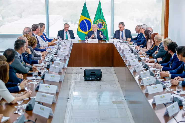 Lula: "O país vai crescendo com trabalho sério" Foto: Cláudio Kbene/PR