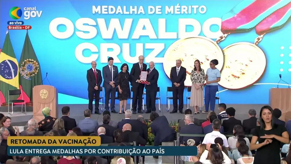 O rotariano Marcelo Haick representou o Presidente do Rotary International Mario Cesar de Camargo e recebeu a homenagem em nome dos clubes.