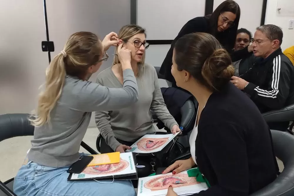 Atendimento SUS: curso forma profissionais da saúde para aplicação da técnica de auriculoterapia Foto: SESA-PR