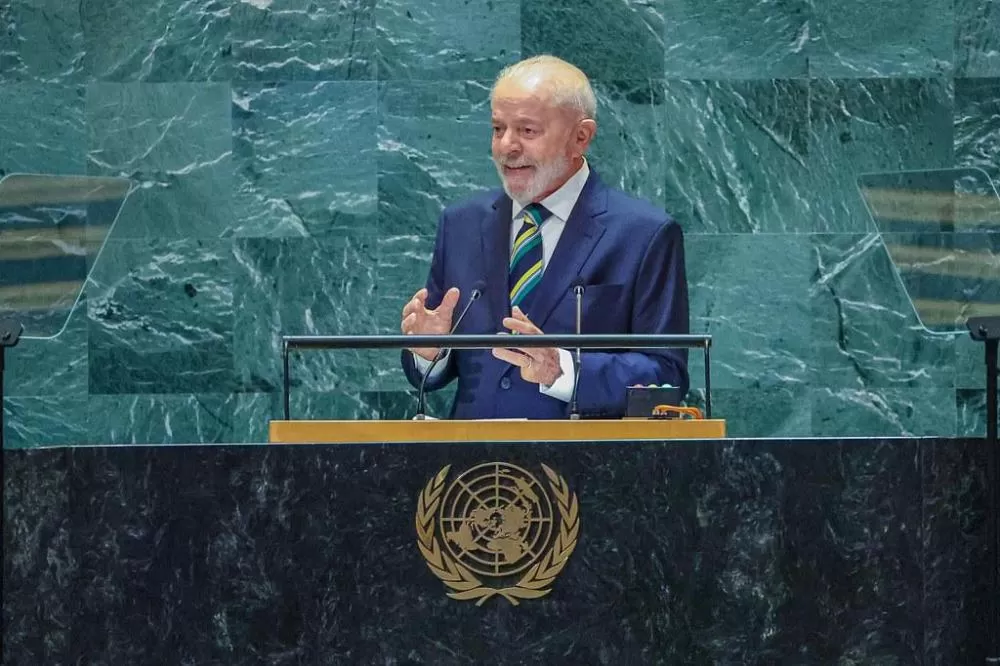 Fotos: Ricardo Stuckert (presidente Lula) e Claudio Kbene (autoridades no plenário).