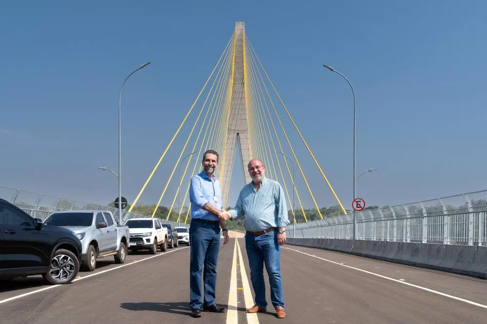 2 Diretores-gerais Enio Verri e Justo Zacarías Irún na Ponte da Integração. Foto: Sara Cheida/Itaipu Binacional.