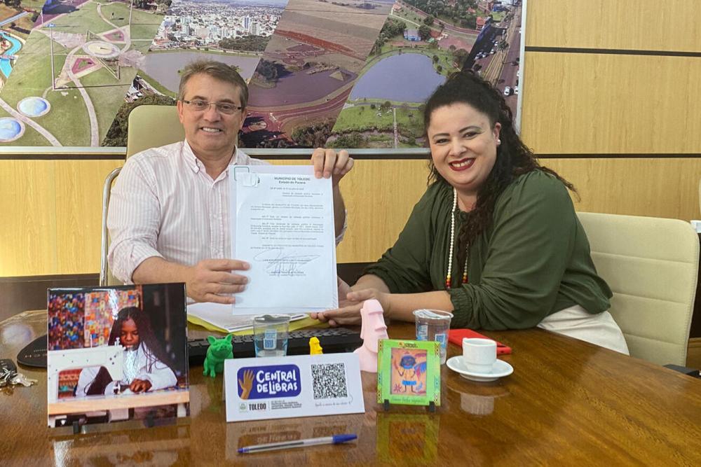 Atos realizados na tarde desta quinta-feira (20) na Sala de Reuniões do Prefeito beneficiam a Associação Embaixada Solidária e cria a Medalha Diva Paim Barth