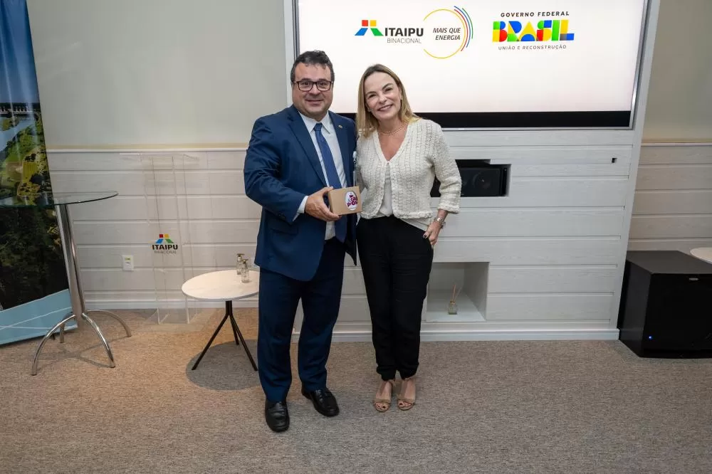 Foto final 317: Diretor jurídico da Itaipu Luiz Fernando Delazari e desembargadora federal Ana Cristina Ferro Blasi.