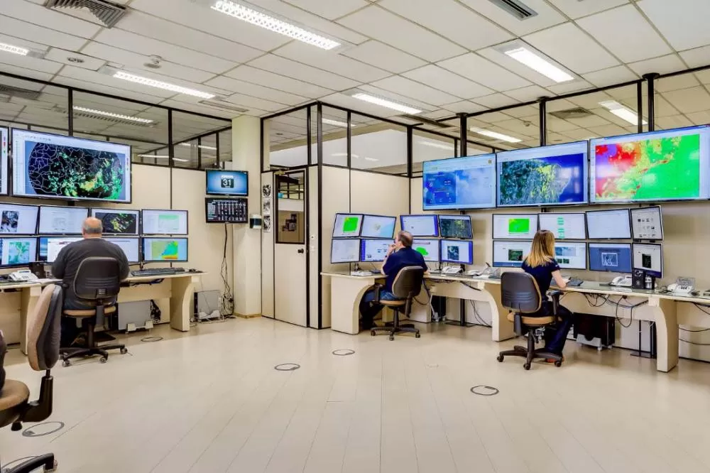 Radares, estações hidrológicas e meteorológicas automáticas e novos sistemas computacionais: Estado vai investir R$ 140 milhões no enfrentamento a desastres naturais. Foto: Simepar