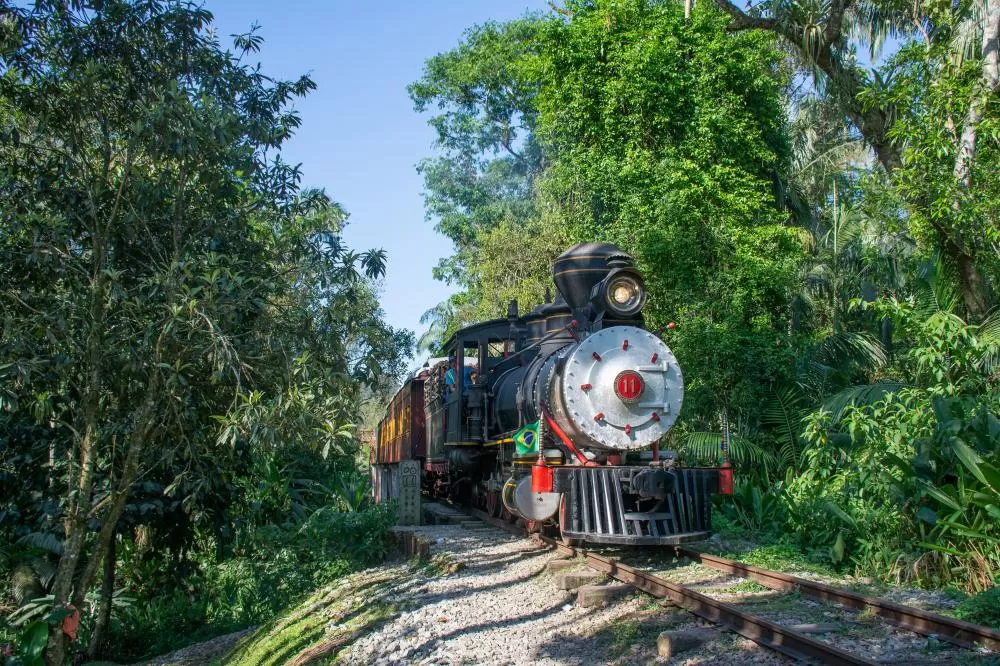 Turismo sobre trilhos: passeios de Natal na locomotiva mais antiga do Paraná já estão à venda Turismo: público já pode comprar passeios de Natal na locomotiva mais antiga do Paraná Foto: Associação Brasileira e Preservação Ferroviária (ABPF)