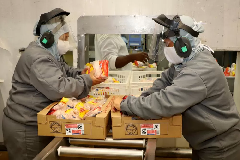  - Trabalhadores na indústria de alimentos Foto: Ari Dias/AEN