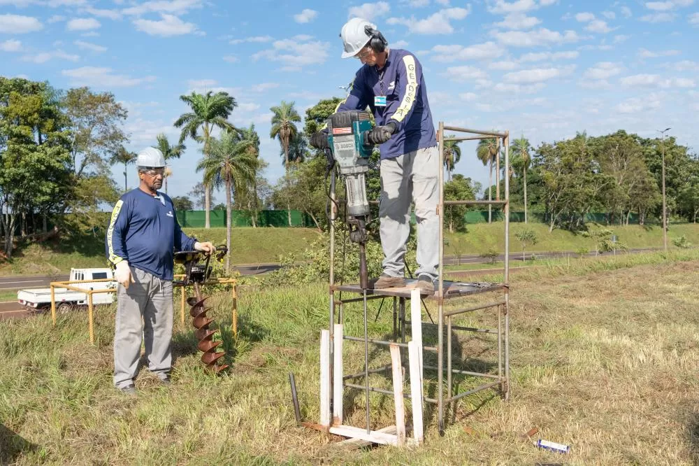 4: Instalação de marco de haste profunda. Foto: Sara Cheida/Itaipu Binacional
