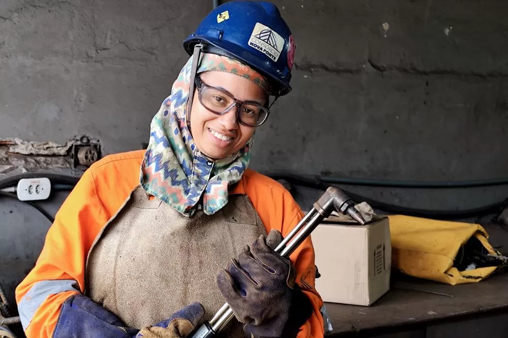 Camila Santos da Silva, de 37 anos, que trabalha como maçariqueira, veio da Bahia e trabalha no canteiro de obras há três meses. Foto: DER