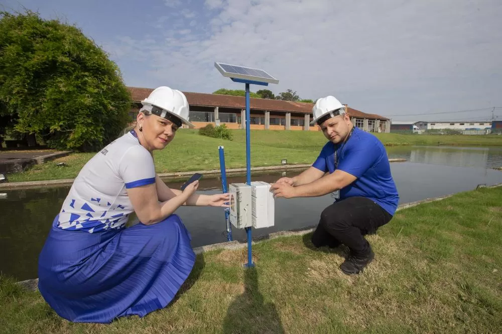 CURITIBA (BRASIL), 15/10/2024; Elaine Pires da Empresa Incubada Chemical no TECPAR com o sócio fazem teste no lago do TECPAR, Paraná, Brasil. Foto: Hedeson Alves/TECPAR Foto: Hedeson Alves/Tecpar