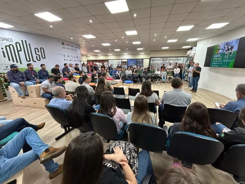 Legenda: Eduardo de Miranda e Dilvo (à dir.) durante a abertura oficial dos trabalhos Crédito: Assessoria
