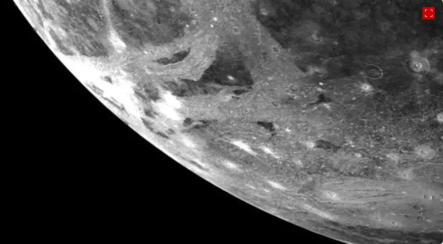 Voyager 1 tirou esta foto de Ganimedes em 5 de março de 1979, a uma distância de cerca de 244.298 quilômetros • Nasa/JPL