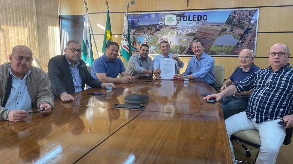 Assinatura ocorreu na tarde da última sexta-feira (21) e contou com a presença do primeiro e do atual presidente do Programa Oeste em Desenvolvimento