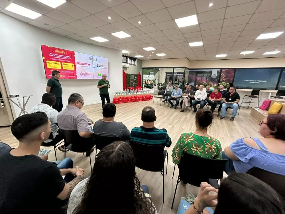 Legenda: Colombo e Dilvo (em pé) na solenidade de premiação desenvolvida no Espaço Impulso Crédito: Assessoria