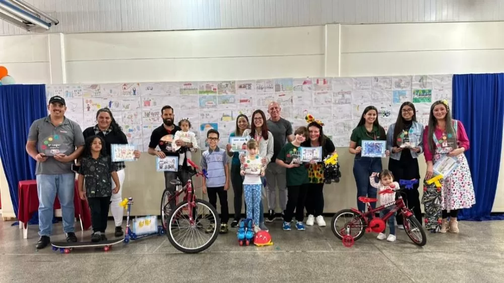 Legenda: Vencedores com seus familiares. Prêmio integra a família Coopavel Crédito: Assessoria