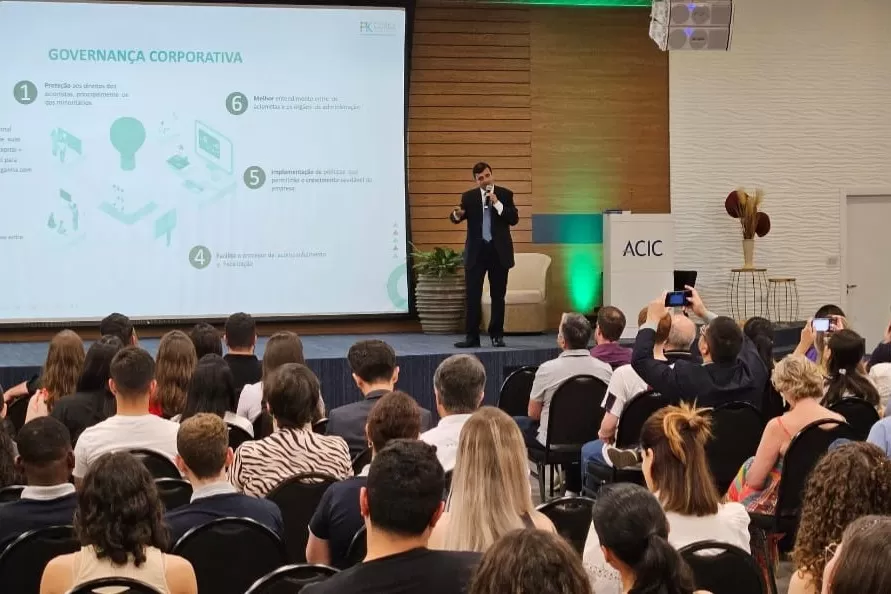 Legenda: O doutor Hélio durante palestra da segunda edição do Fórum, quarta à noite Crédito: Assessoria