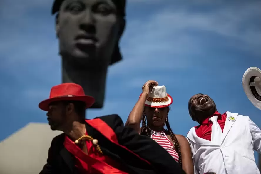 Dia da Consciência Negra é celebrado em monumento a Zumbi dos Palmares, no Centro do Rio — Foto: Hermes de Paula/Agência O Globo