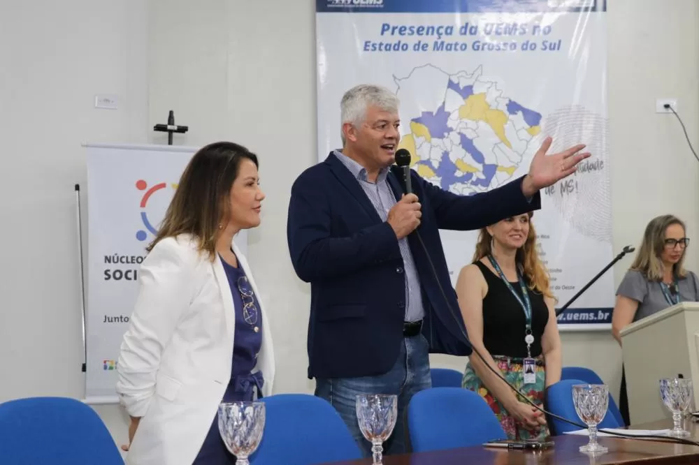 Carlos Carboni e a reitora da UEMS. Foto: Eduarda Rosa/UEMS