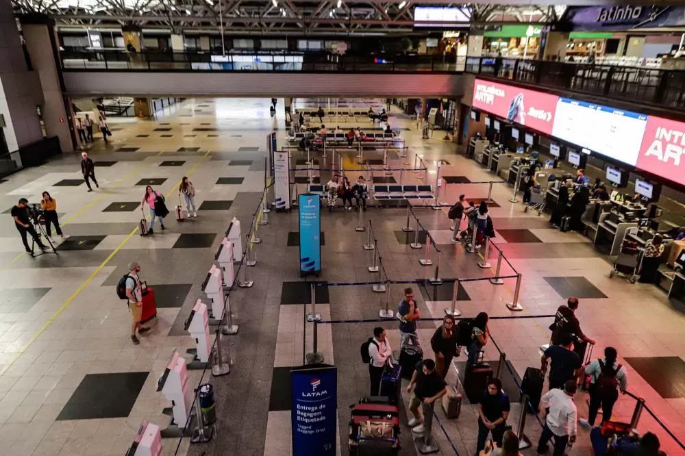 Número de turistas estrangeiros no Paraná aumenta 24% e chega a mais de 675 mil visitantes. Na foto, Aeroporto Internacional Afonso Pena, em São José dos Pinhais, Região Metropolitana de Curitiba (RMC). Foto: Roberto Dziura Jr/AEN