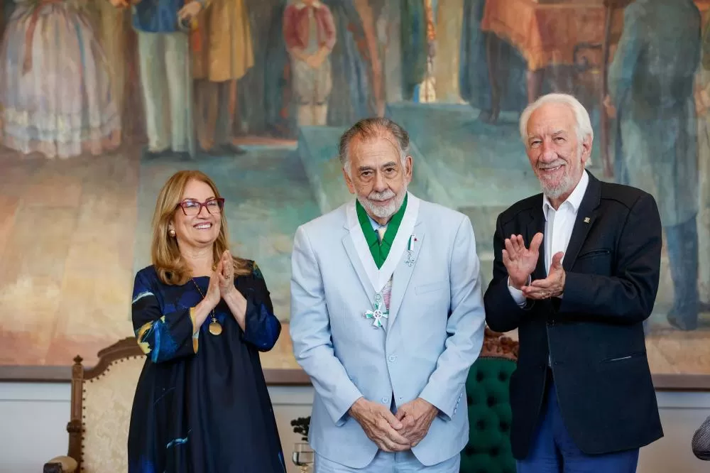 Um dos principais nomes do cinema mundial, o cineasta americano Francis Ford Coppola recebeu nesta quinta-feira (31), do vice-governador Darci Piana, a comenda da Ordem Estadual do Pinheiro, a mais alta honraria do Estado. Foto: Gabriel Rosa/AEN