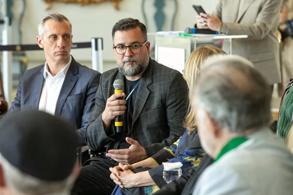 Durante a sua passagem por Curitiba nesta quinta-feira (31), o renomado cineasta norte-americano Francis Ford Coppola conheceu um pouco do trabalho realizado pela PrFilm Comission. Na foto, o assessor da Secretaria de Estado da Cultura (Seec) e atual secr