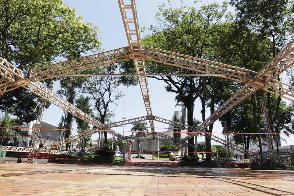 Praça Willy Barth começa a receber Vila de Natal e Casa do Papai Noel