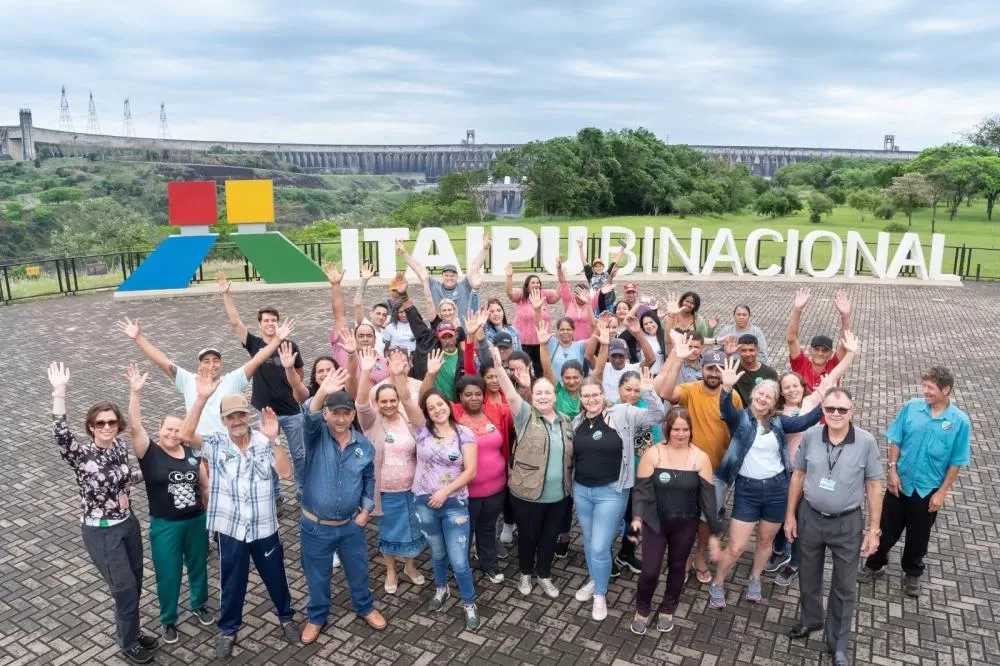 Cerca de 200 catadores do oeste do PR visitam a Itaipu Binacional e Refúgio Biológico Bela Vista