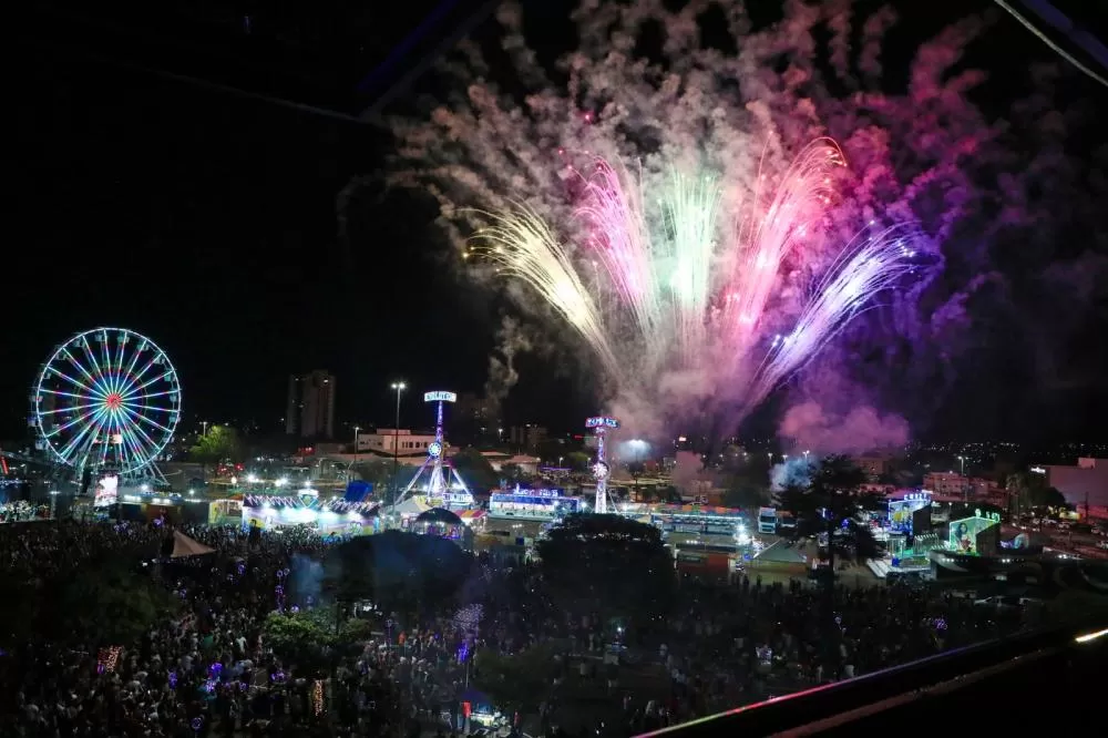Em noite emocionante, Cascavel abre oficialmente o Natal dos Pioneiros