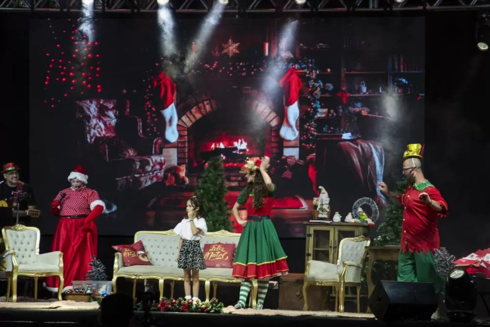 Papai Noel estaciona trenó na matriz e desce de rapel na Willy Barth
